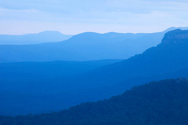 camadas de montanhas ao entardecer, blue mountains, nova gales do sul, austrália - blue mountains national park - fotografias e filmes do acervo