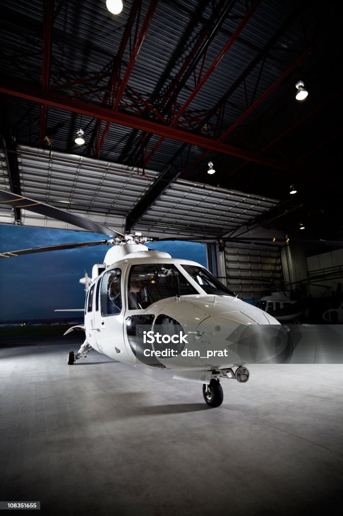Hélicoptère dans le Hangar d' - Photo de Hélicoptère libre de droits