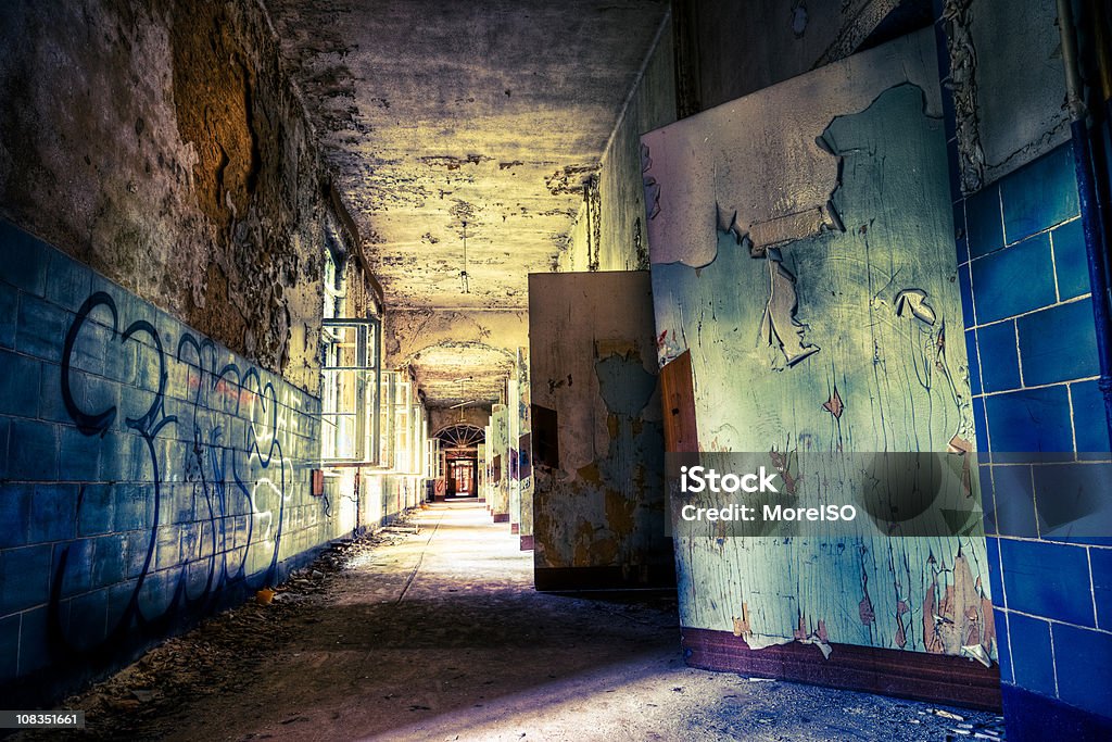 Arruinado Hospital pasillo con puerta de madera arquitectura de HDR nadie - Foto de stock de Beelitz libre de derechos