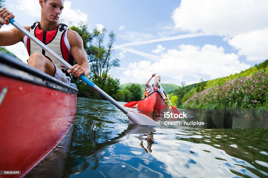 Jóvenes paseos en canoa - Foto de stock de Canoa libre de derechos