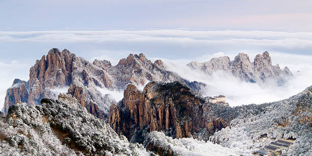 montanha huangshan-manhã de inverno - huangshan mountains - fotografias e filmes do acervo