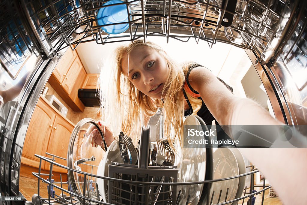 Jolie blonde de nombreux lave-vaisselle: Vue de l'intérieur de la machine - Photo de Fish-eye libre de droits