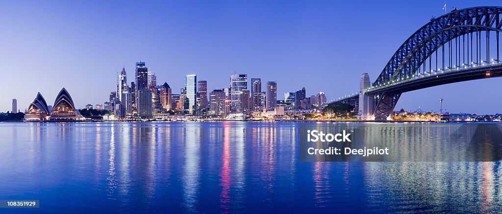 Sydney Harbour Bridge e o horizonte da cidade na Austrália - Foto de stock de Sydney royalty-free