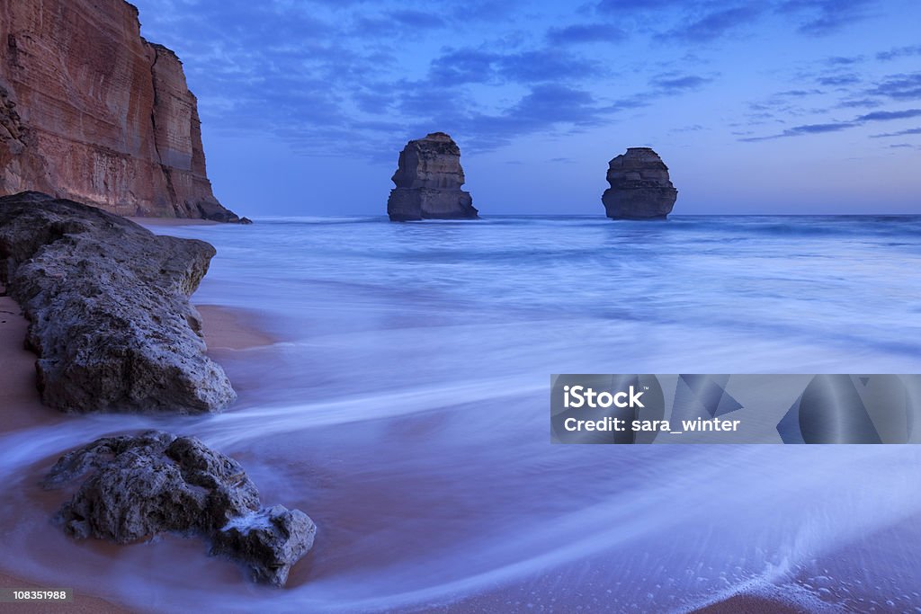 Doce apóstoles en la gran mar Road, Australia al atardecer - Foto de stock de Acantilado libre de derechos