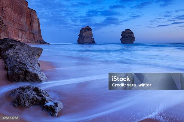 Doce Apóstoles En La Gran Mar Road Australia Al Atardecer Foto de stock y más banco de imágenes de Acantilado