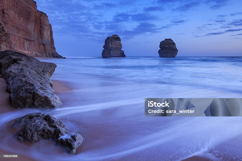 Catena montuosa dei Dodici Apostoli della Great Ocean Road, Australia al crepuscolo - Foto stock royalty-free di Ambientazione esterna