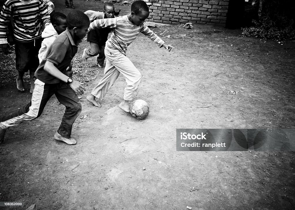 Afrikanischen Jungen spielt Fußball - Lizenzfrei Schwarzweiß-Bild Stock-Foto