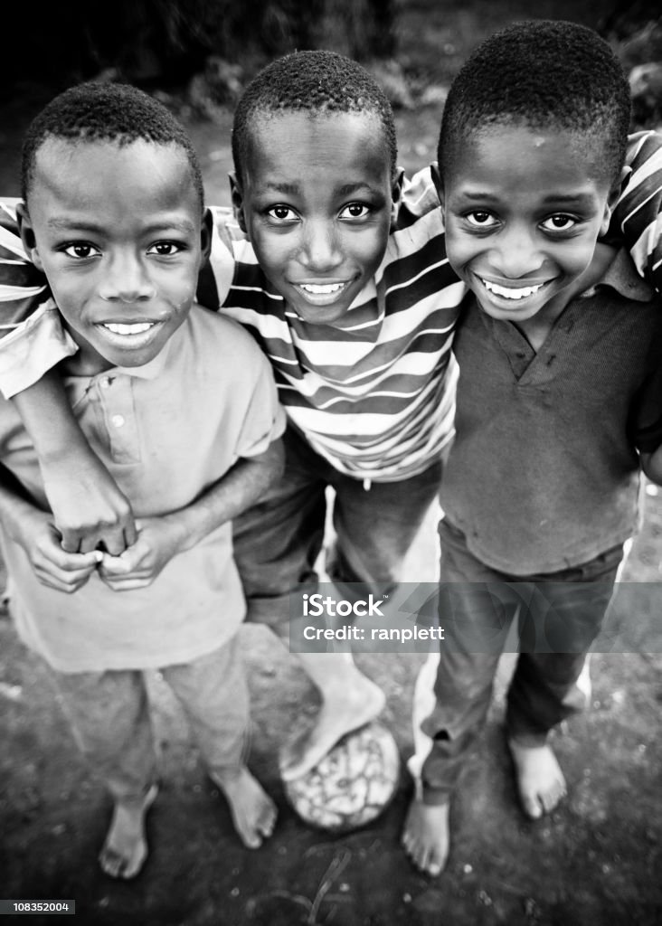 Niños africanos con una pelota de fútbol - Foto de stock de 10-11 años libre de derechos