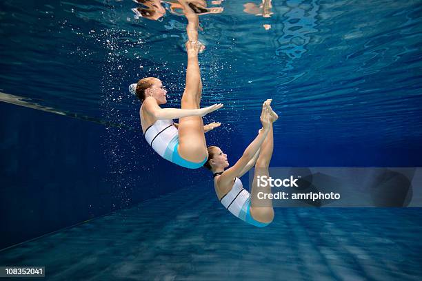 水中シンクロナイズドスイミングトレーニング - シンクロナイズドスイミングのストックフォトや画像を多数ご用意 - シンクロナイズドスイミング, 2人, カラー画像