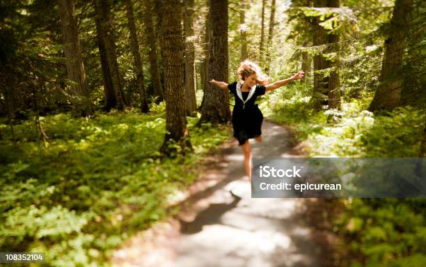 Photo libre de droit de Belle Jeune Femme En Train De Courir Dans Les Bois Et Apprécier La Nature banque d'images et plus d'images libres de droit de Femmes