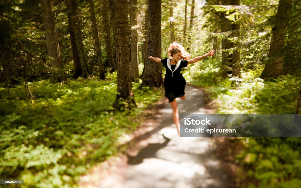 Красивая молодая женщина, бег в лесу, наслаждаясь природой - Стоковые фото Женщины роялти-фри