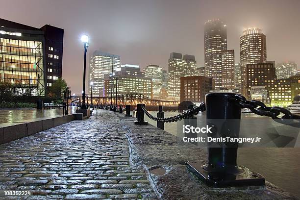 Rainy Noche En Boston Foto de stock y más banco de imágenes de Adoquinado - Adoquinado, Aire libre, Arquitectura