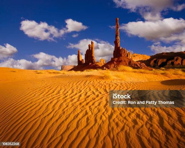 Park Plemienny Monument Valley - zdjęcia stockowe i więcej obrazów Bez ludzi - Bez ludzi, Pustynia, Dolina Skał