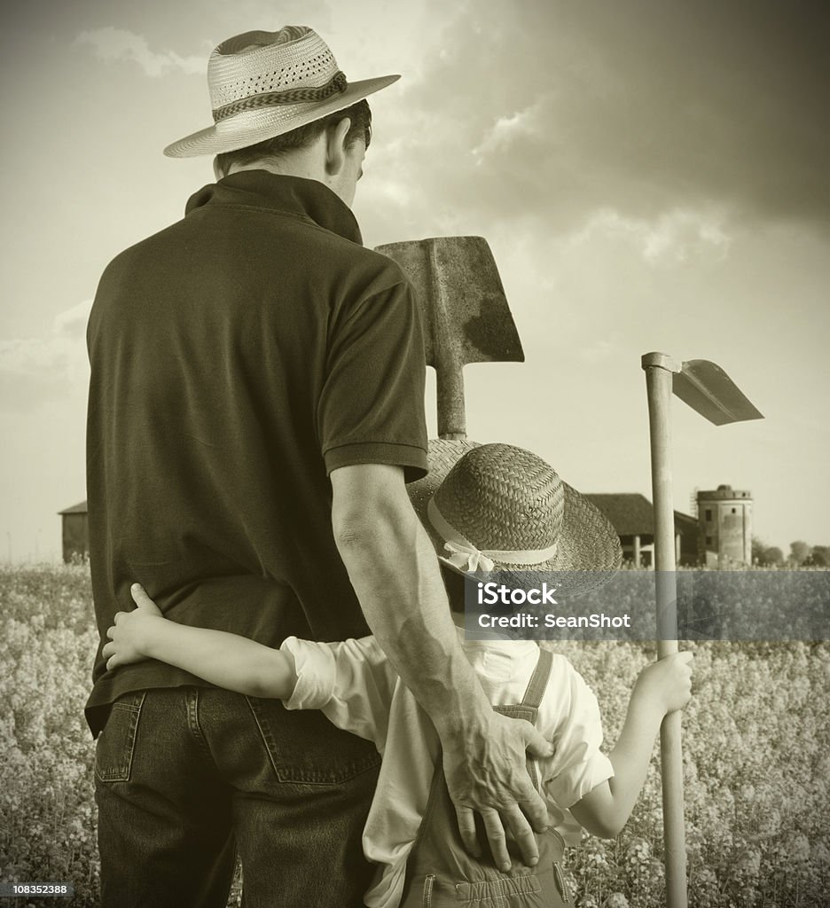 Agriculteur et fils, aux tons sépia - Photo de 45-49 ans libre de droits
