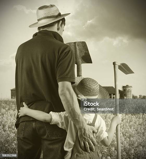 Agricultor E Filhotons Sépia - Fotografias de stock e mais imagens de 45-49 anos - 45-49 anos, 8-9 Anos, Abraçar