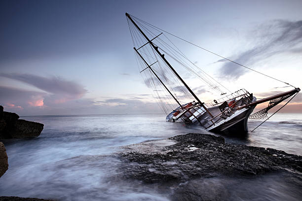 épave de bateau de la côte de malte - sinking photos et images de collection