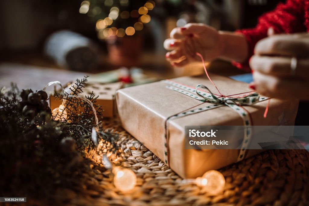 Woman Wrapping Christmas Gifts - Royalty-free Natal Foto de stock