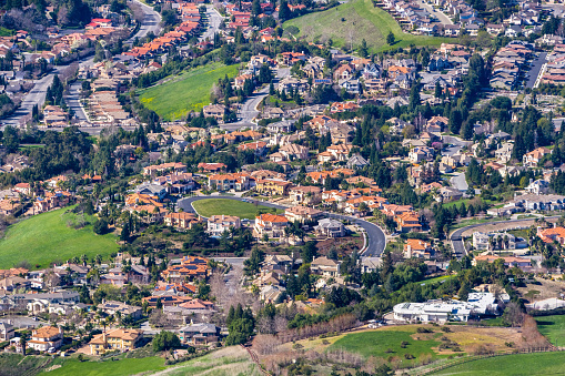 Vista aérea de un barrio residencial en un día soleado, Fremont, área del este Bahía de San Francisco, California photo