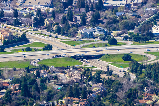 Vista aérea de salida de la autopista, Fremont, este de la Bahía San Francisco, California photo