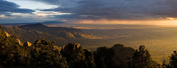 nouveau mexique au coucher du soleil - albuquerque new mexico skyline southwest usa photos et images de collection