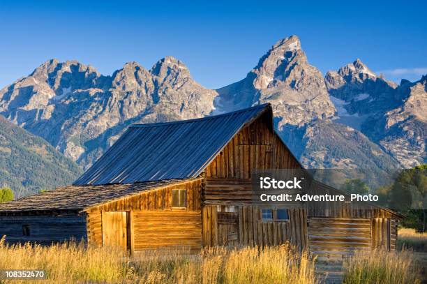 Mormon Wiersz Moulton Barn Teton Góry - zdjęcia stockowe i więcej obrazów Architektura - Architektura, Bez ludzi, Bezchmurne niebo