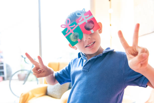 famiglia che festeggia un compleanno - occhiali giocattolo foto e immagini stock