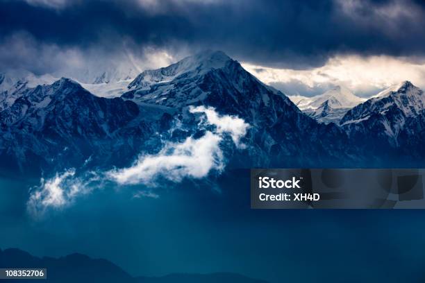 Drago Cinese Volano In Montagna - Fotografie stock e altre immagini di Ambientazione esterna - Ambientazione esterna, Ambientazione tranquilla, Area selvatica