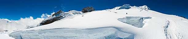 zona de alta altitude mountaineers glaciar crevasses picos de montanha de neve himalaias - weather time travel locations nature imagens e fotografias de stock