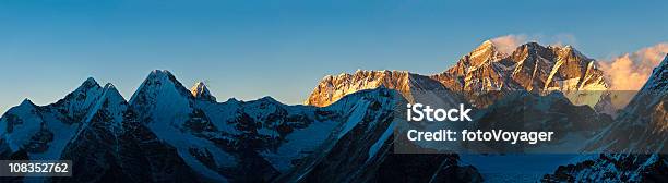 エベレスト山ゴールドの夕日のパノラマローツェヌプチェ山の山頂ヒマラヤ山脈 - ハイキングのストックフォトや画像を多数ご用意 - ハイキング, 日没, アジア大陸