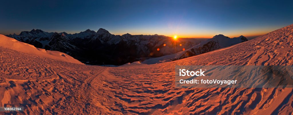 Himalaya amanecer dorado Cumbre de la montaña de nieve Everest picos panorama Nepal - Foto de stock de Aire libre libre de derechos