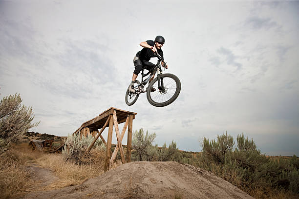 la mountain bike nei terrain parks - dirt jumping foto e immagini stock