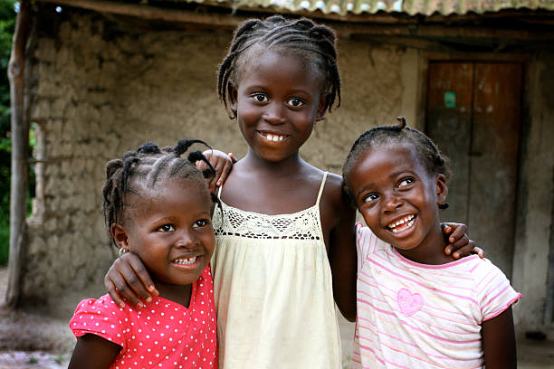 heureux africaine filles - guinée photos et images de collection