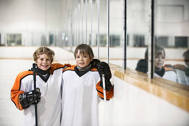jeunes joueurs de hockey sur glace - ice hockey child childhood little boys photos et images de collection