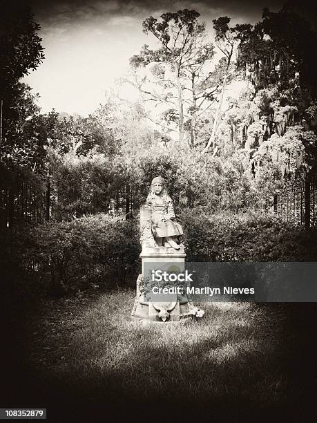 Słynne Gravesite W Bonaventure Cemetery - zdjęcia stockowe i więcej obrazów Cmentarz - Cmentarz, Savannah - Stan Georgia, Rzeźba - Dzieło artystyczne