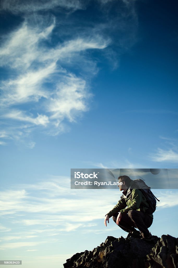 젊은 없어도 절벽 가장자리에 있는 - 로열티 프리 20-29세 스톡 사진
