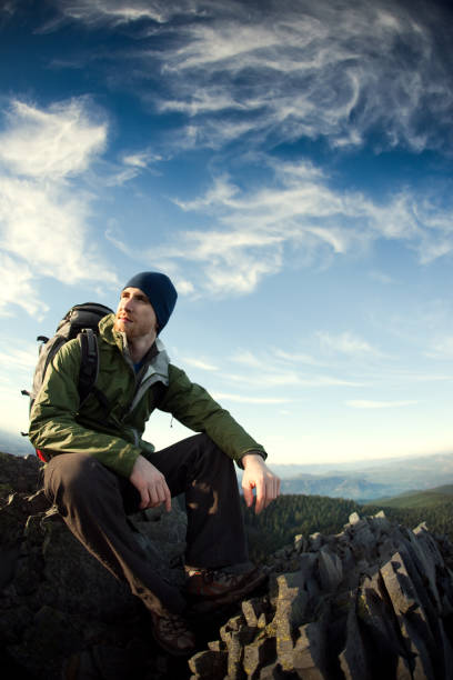 junger mann auf berggipfel - mountain mountain peak oregon on top of stock-fotos und bilder
