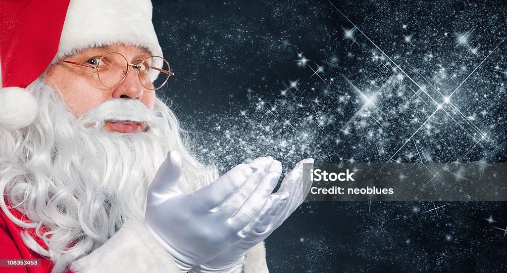 Claus Soplando un regalo de la os nieve a la cámara - Foto de stock de Nieve libre de derechos