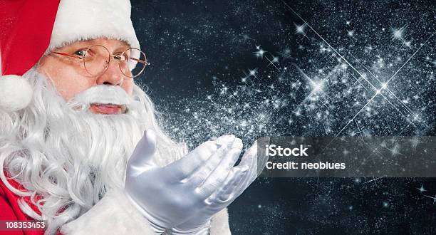 Claus Soplando Un Regalo De La Os Nieve A La Cámara Foto de stock y más banco de imágenes de Nieve