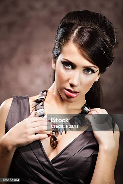 Young Brunette Porträt Stockfoto und mehr Bilder von Attraktive Frau - Attraktive Frau, Blaue Augen, Blick in die Kamera