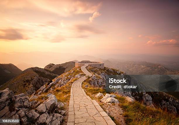 Lovcen Mausoleo In Cetinje Città - Fotografie stock e altre immagini di Mausoleo - Mausoleo, Sentiero, Vetta