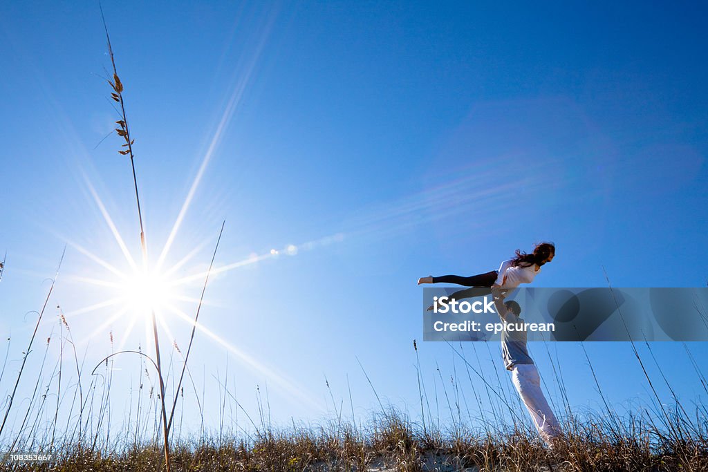 Attraktive junge Mann und Frau Körper-balancing - Lizenzfrei Vertrauen Stock-Foto