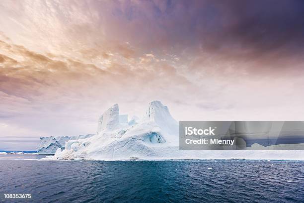 Arctic Moody Sunrise Iceberg North West Grenlandia - zdjęcia stockowe i więcej obrazów Biegun północny - Biegun północny, Lód, Arktyka