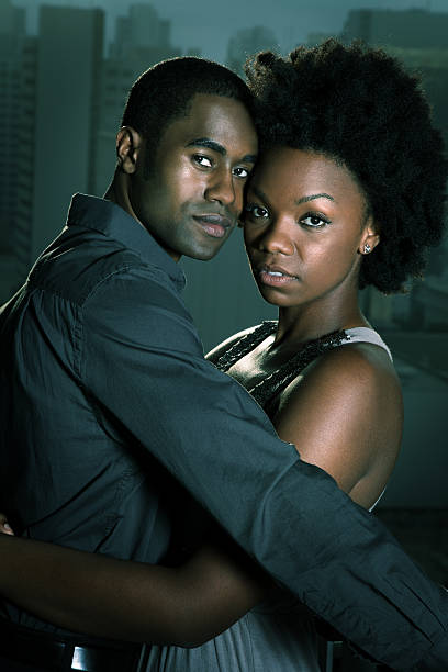 couple afro-américain dans la ville - african descent sex symbol couple sensuality photos et images de collection