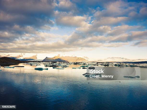 Icebergs Vatnajokull Glaciar Islândia No Crepúsculo - Fotografias de stock e mais imagens de Ao Ar Livre