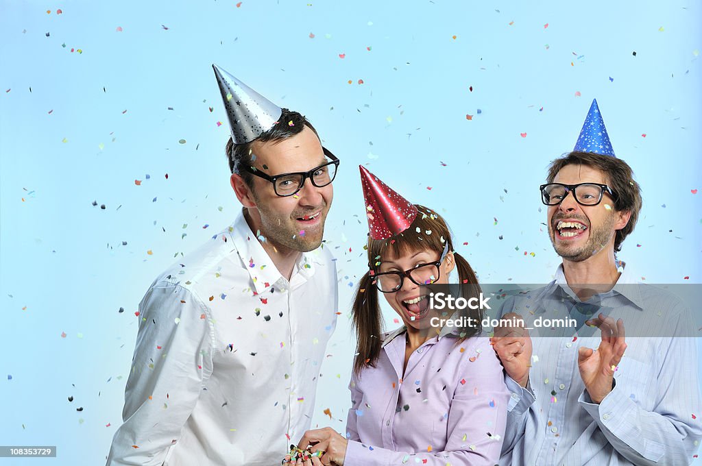 Caixa-de-Óculos amigos com chapéus de Festa na cabeça, confetti, toothy a sorrir - Royalty-free Confete Foto de stock