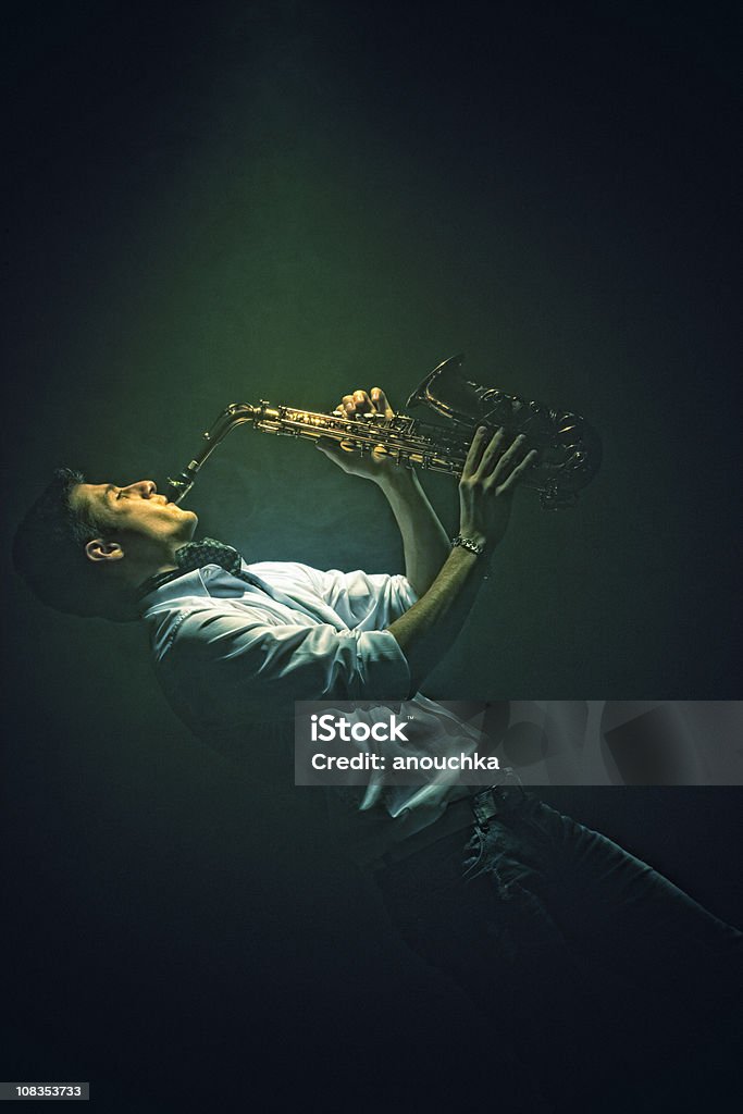 Jovem tocando saxofone - Foto de stock de 20 Anos royalty-free