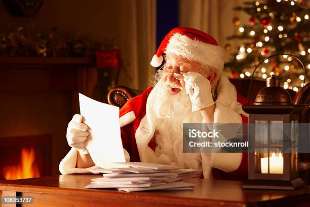 Jolly Отец Рождество Чтения Писем От Детей — стоковые фотографии и другие картинки Санта Клаус - Санта Клаус, Письмо - документ, Рождество