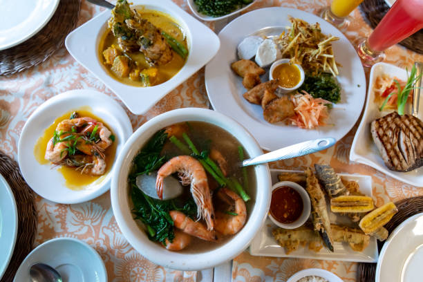 melanzane fritte, bistecca di tonno e piatti di gamberetti al vapore sul tavolo, filippine - philippines foto e immagini stock