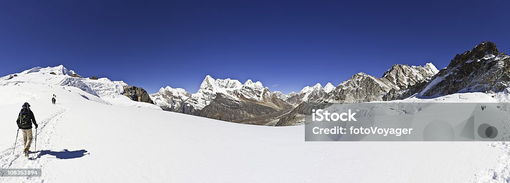 S Mountaineers escalada en altas altitudes nieve glaciar pasar el invierno Himalayas Nepal - Foto de stock de Aire libre libre de derechos