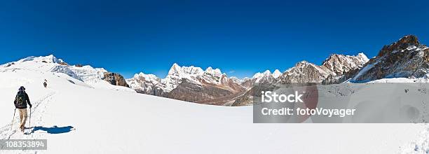 Photo libre de droit de Alpinistes Lescalade À Haute Altitude La Neige De Lhiver Chaîne De Lhimalaya Népal Glacier banque d'images et plus d'images libres de droit de Aiguille rocheuse